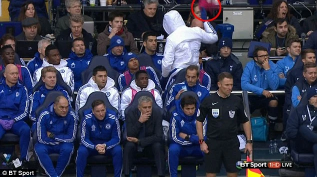 Costa ném áo vào Mourinho, Mikel cười bí hiểm ảnh 4 Costa ném áo vào Mourinho, Mikel cười bí hiểm ảnh 4
