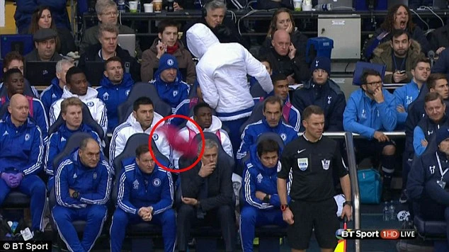 Costa ném áo vào Mourinho, Mikel cười bí hiểm ảnh 5 Costa ném áo vào Mourinho, Mikel cười bí hiểm ảnh 5