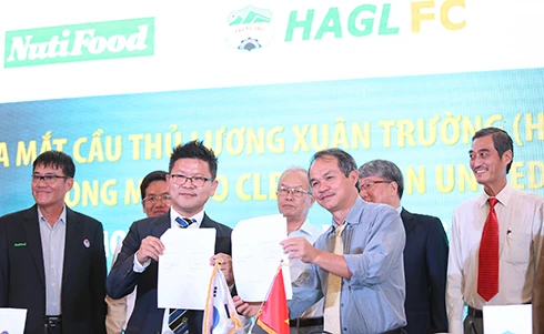 Lần thứ ba trong tháng, bầu Đức cho ba cầu thủ sang nước ngoài thi đấu. Ảnh: Đức Đồng luong-xuan-truong-khoac-ao-so-7-tai-clb-incheon-1