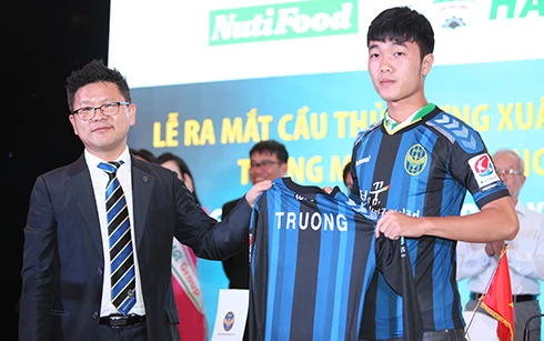 Xuân Trường ra mắt màu áo CLB Incheon United chiều 28-12. Ảnh: Đức Đồng luong-xuan-truong-khoac-ao-so-7-tai-clb-incheon