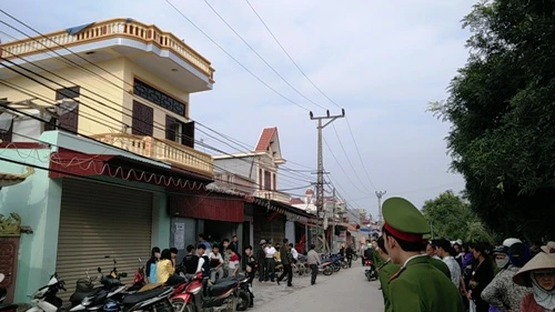 Ngôi nhà của ông Nguyễn Khắc Vượng đang được sơn để đón tết Nguyên đán. Ảnh:Giang Chinh - VNExpress cuu-tho-son-bi-dien-giat-chu-nha-tu-vong