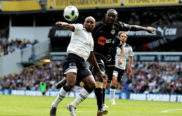 Gohouri (phải) tranh bóng với Defoe thời còn khoác áo Wigan. Ảnh: Getty Images Gohouri (phải) tranh bóng với Defoe thời còn khoác áo Wigan. Ảnh: Getty Images