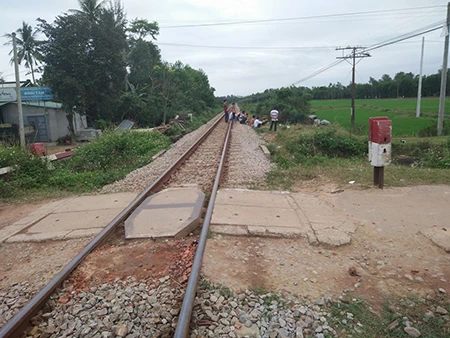 Ô tô đâm vào tàu hỏa, hiệu trưởng và phó phòng giáo dục thiệt mạng ảnh 1 Ô tô đâm vào tàu hỏa, hiệu trưởng và phó phòng giáo dục thiệt mạng ảnh 1