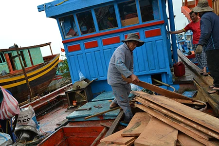 Tàu cá bị tàu nước ngoài đâm chìm lại chuẩn bị ra khơi ảnh 1 Tàu cá bị tàu nước ngoài đâm chìm lại chuẩn bị ra khơi ảnh 1