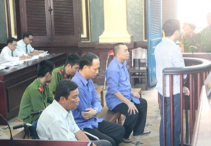 Hải quan tiếp tay buôn lậu số hàng hơn 23,6 tỉ đồng ảnh 1 Hải quan tiếp tay buôn lậu số hàng hơn 23,6 tỉ đồng ảnh 1