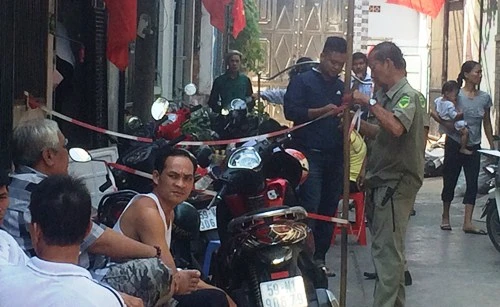 Lực lượng chức năng phong tỏa căn nhà xảy ra án mạng. Ảnh:Hải Hiếu nghi-an-me-giet-con-roi-tu-sat-o-sai-gon