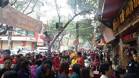 Chen nhau mua vàng lấy 'vía' thần tài đầu năm ảnh 24