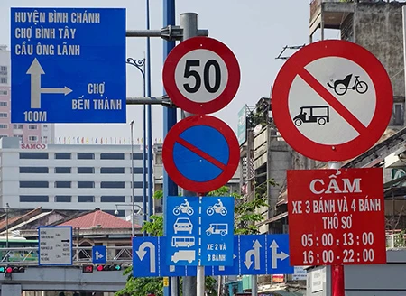 TP.HCM dọn 'rừng' biển báo ảnh 3 TP.HCM dọn 'rừng' biển báo ảnh 3