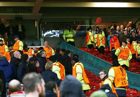 Fan M.U và Liverpool ‘choảng nhau’ ngay trong sân ảnh 2 Fan M.U và Liverpool ‘choảng nhau’ ngay trong sân ảnh 2