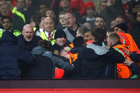 Fan M.U và Liverpool ‘choảng nhau’ ngay trong sân ảnh 4 Fan M.U và Liverpool ‘choảng nhau’ ngay trong sân ảnh 4