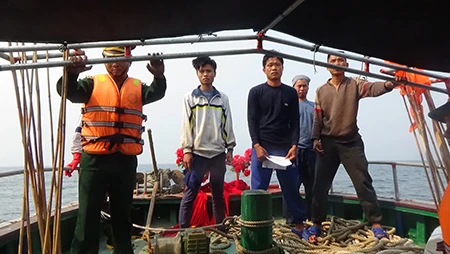Tàu cá Trung Quốc liều lĩnh vào rất sâu vùng biển Việt Nam đánh bắt ảnh 1 Tàu cá Trung Quốc liều lĩnh vào rất sâu vùng biển Việt Nam đánh bắt ảnh 1