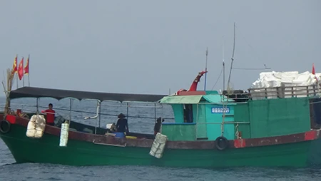 Tàu cá Trung Quốc liều lĩnh vào rất sâu vùng biển Việt Nam đánh bắt ảnh 2 Tàu cá Trung Quốc liều lĩnh vào rất sâu vùng biển Việt Nam đánh bắt ảnh 2