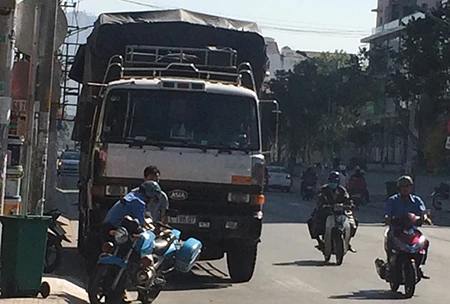 'Quét' xe dù, xe quá tải dịp lễ 30-4 ảnh 5