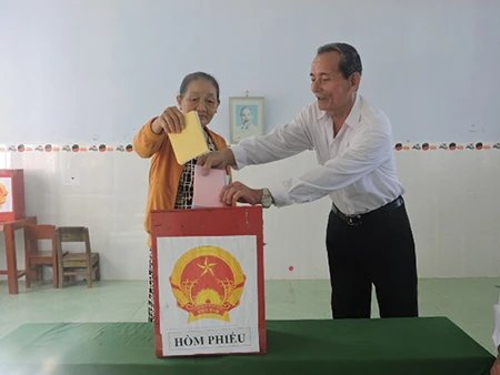 Ngư dân đảo Lý Sơn nô nức tham gia bỏ phiếu bầu cử ảnh 7 Ngư dân đảo Lý Sơn nô nức tham gia bỏ phiếu bầu cử ảnh 7