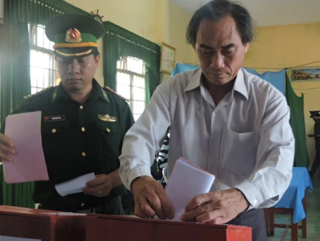 Ngư dân đảo Lý Sơn nô nức tham gia bỏ phiếu bầu cử ảnh 5 Ngư dân đảo Lý Sơn nô nức tham gia bỏ phiếu bầu cử ảnh 5