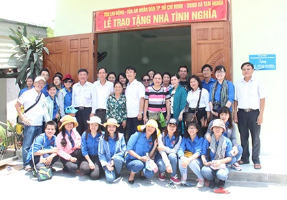 Tòa Lao động trao nhà tình nghĩa và tặng quà cho trẻ em nghèo ảnh 1 Tòa Lao động trao nhà tình nghĩa và tặng quà cho trẻ em nghèo ảnh 1