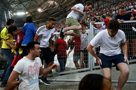Nóng: Nga bị UEFA phạt nặng vì cổ động viên làm loạn ảnh 4 Nóng: Nga bị UEFA phạt nặng vì cổ động viên làm loạn ảnh 4
