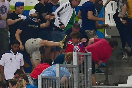 Nóng: Nga bị UEFA phạt nặng vì cổ động viên làm loạn ảnh 6 Nóng: Nga bị UEFA phạt nặng vì cổ động viên làm loạn ảnh 6