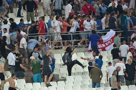 Nóng: Nga bị UEFA phạt nặng vì cổ động viên làm loạn ảnh 8 Nóng: Nga bị UEFA phạt nặng vì cổ động viên làm loạn ảnh 8