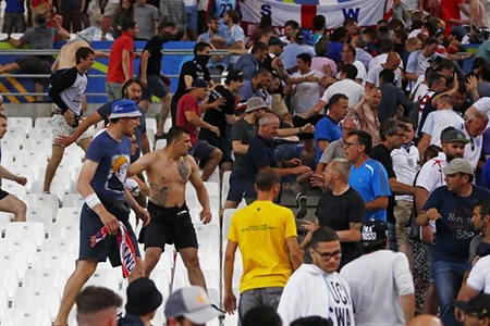 Nóng: Nga bị UEFA phạt nặng vì cổ động viên làm loạn ảnh 10 Nóng: Nga bị UEFA phạt nặng vì cổ động viên làm loạn ảnh 10