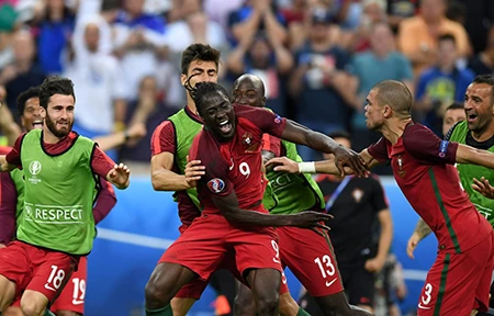 Ronaldo 3 lần bật khóc trong trận chung kết Euro 2016 ảnh 18