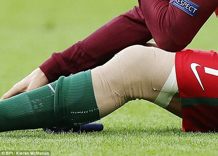 Ronaldo 3 lần bật khóc trong trận chung kết Euro 2016 ảnh 8