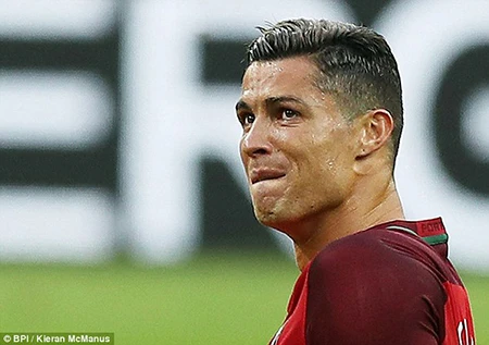 Ronaldo 3 lần bật khóc trong trận chung kết Euro 2016 ảnh 9