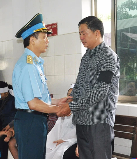 Chùm ảnh: Lễ viếng học viên phi công hy sinh do máy bay rơi ở Phú Yên ảnh 12 Chùm ảnh: Lễ viếng học viên phi công hy sinh do máy bay rơi ở Phú Yên ảnh 12