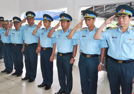 Chùm ảnh: Lễ viếng học viên phi công hy sinh do máy bay rơi ở Phú Yên ảnh 8 Chùm ảnh: Lễ viếng học viên phi công hy sinh do máy bay rơi ở Phú Yên ảnh 8
