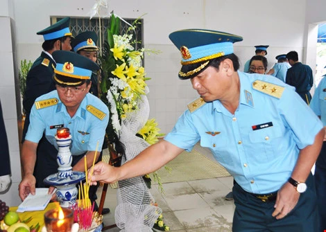 Chùm ảnh: Lễ viếng học viên phi công hy sinh do máy bay rơi ở Phú Yên ảnh 9 Chùm ảnh: Lễ viếng học viên phi công hy sinh do máy bay rơi ở Phú Yên ảnh 9