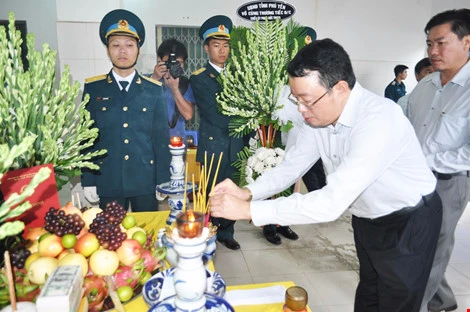 Chùm ảnh: Lễ viếng học viên phi công hy sinh do máy bay rơi ở Phú Yên ảnh 10 Chùm ảnh: Lễ viếng học viên phi công hy sinh do máy bay rơi ở Phú Yên ảnh 10