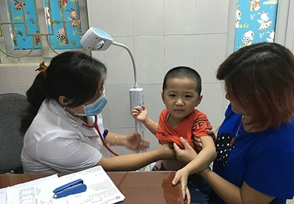 Thời tiết giao mùa, mỗi ngày gần 3.000 lượt trẻ vào bệnh viện ảnh 1 Thời tiết giao mùa, mỗi ngày gần 3.000 lượt trẻ vào bệnh viện ảnh 1