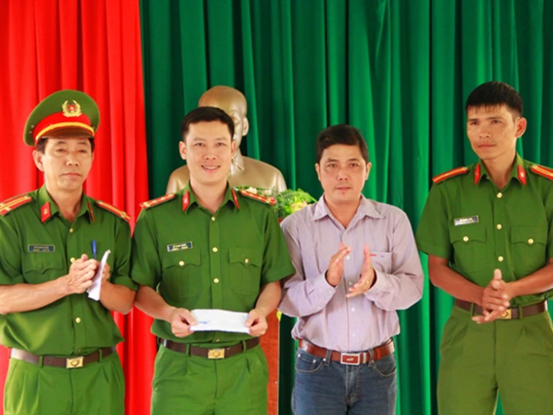 Bắt cháu bé làm con tin, đòi công an cấp súng để tự tử ảnh 4 Bắt cháu bé làm con tin, đòi công an cấp súng để tự tử ảnh 4