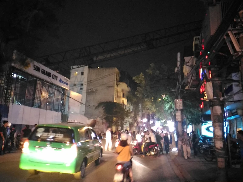 Cần cẩu sập vắt ngang đường, đè vào nhà dân ảnh 1 Cần cẩu sập vắt ngang đường, đè vào nhà dân ảnh 1
