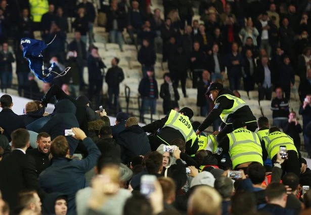 CĐV Chelsea và West Ham ẩu đả ngay trên sân ảnh 4 CĐV Chelsea và West Ham ẩu đả ngay trên sân ảnh 4