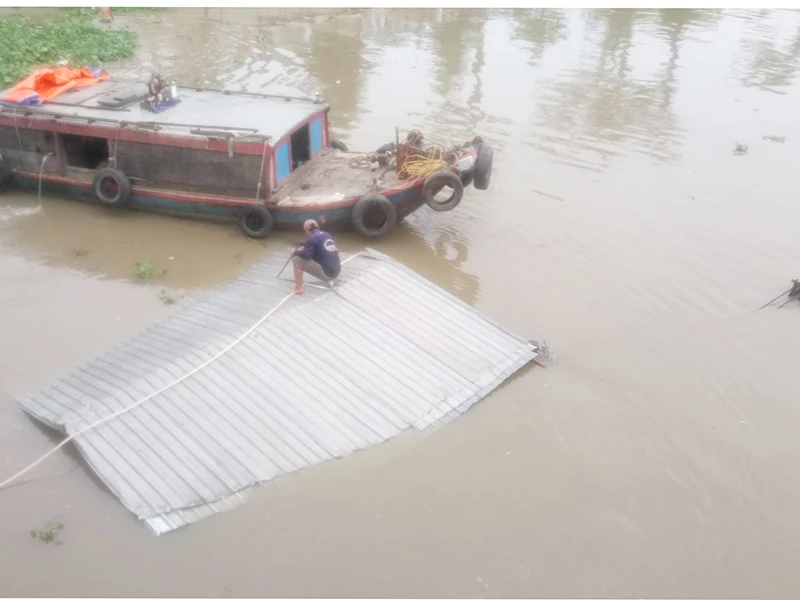 Tai nạn xà lan nhấn chìm chiếc cần cẩu tiền tỉ ảnh 2 Tai nạn xà lan nhấn chìm chiếc cần cẩu tiền tỉ ảnh 2