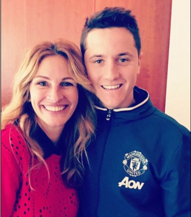 Julia Roberts hôn Pogba: Ai là người may mắn nhất ở MU? ảnh 2 Julia Roberts hôn Pogba: Ai là người may mắn nhất ở MU? ảnh 2