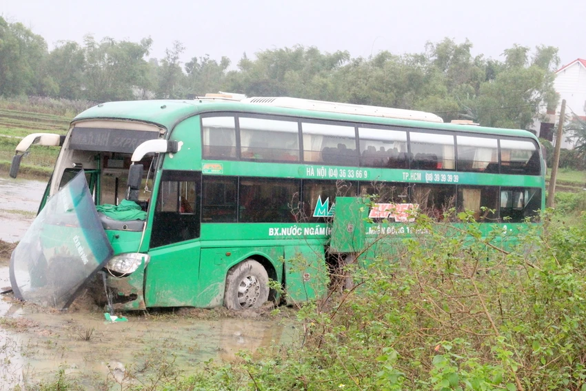Tránh xe máy, xe khách lao xuống ruộng ảnh 2
