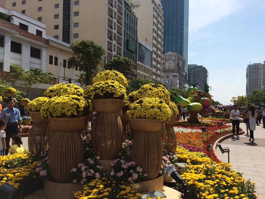 Ngắm đường hoa Nguyễn Huệ khoe sắc sáng 30 tết ảnh 9 Ngắm đường hoa Nguyễn Huệ khoe sắc sáng 30 tết ảnh 9