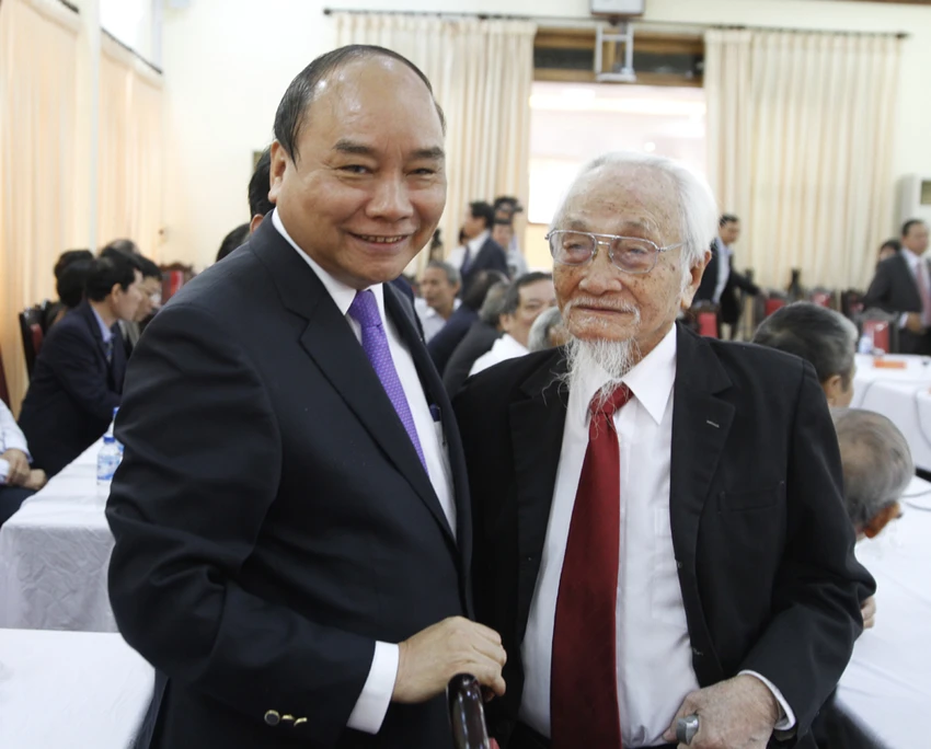 Thủ tướng cùng một đồng chí nguyên lãnh đạo tỉnh Quảng Ngãi. - Ảnh: VGP/Hồng Hạnh Thủ tướng cùng một đồng chí nguyên lãnh đạo tỉnh Quảng Ngãi. - Ảnh: VGP/Hồng Hạnh