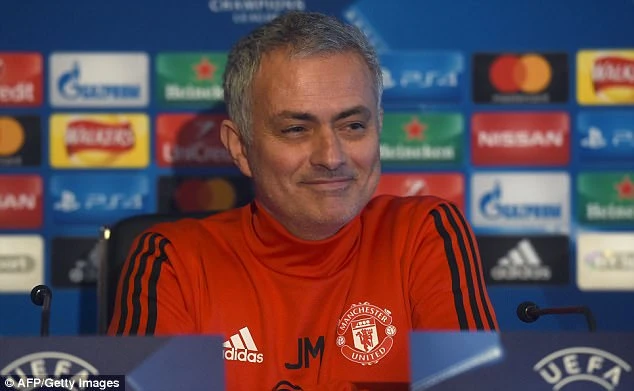 MU - CSKA: Mourinho loại Ibra, De Gea, cân nhắc Shaw ảnh 2