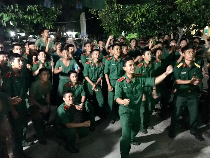 Trường sĩ quan lục quân 2 vỡ òa vì U-23 Việt Nam ảnh 2 Trường sĩ quan lục quân 2 vỡ òa vì U-23 Việt Nam ảnh 2