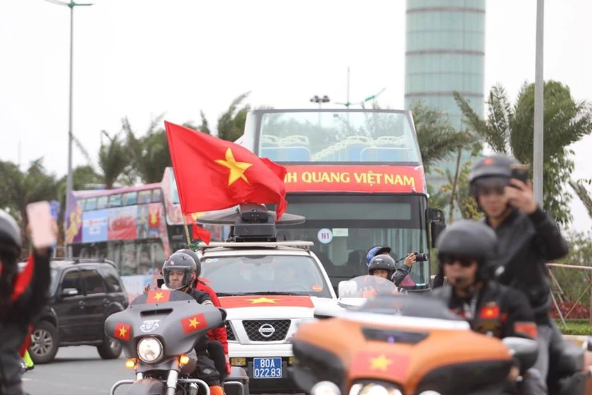 U-23 VN diễu hành hơn 4 giờ trên xe buýt giữa biển NHM ảnh 85