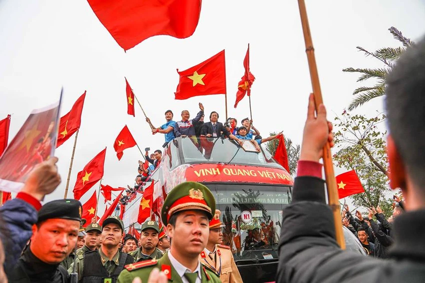 U-23 VN diễu hành hơn 4 giờ trên xe buýt giữa biển NHM ảnh 32