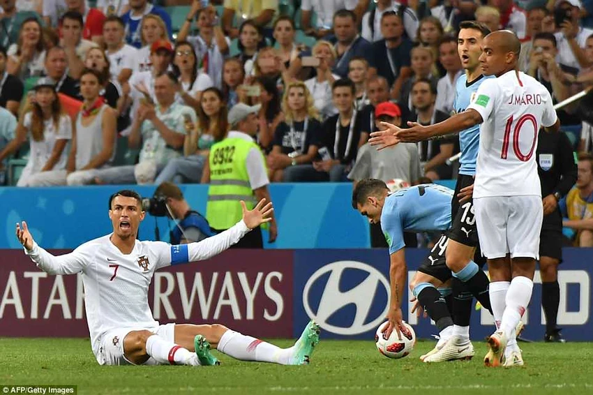 Cavani ‘tiễn’ Ronaldo ‘theo chân’ Messi về nước như thế nào? ảnh 5