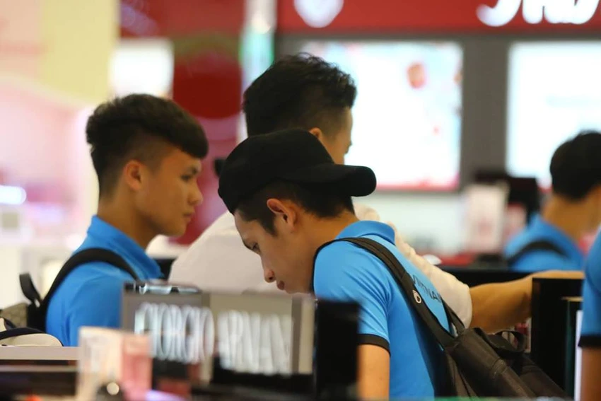Tuyển Việt Nam về tới Nội Bài, fan hâm mộ cuồng nhiệt chào đón ảnh 9