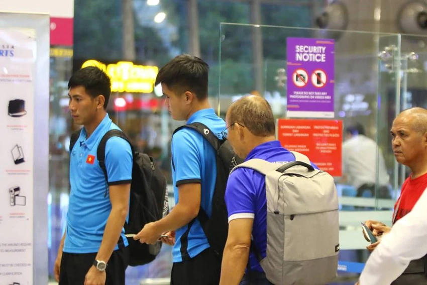 Tuyển Việt Nam về tới Nội Bài, fan hâm mộ cuồng nhiệt chào đón ảnh 11