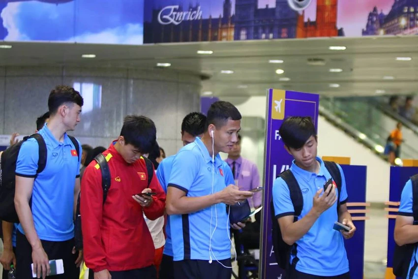 Tuyển Việt Nam về tới Nội Bài, fan hâm mộ cuồng nhiệt chào đón ảnh 18
