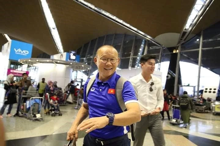 Tuyển Việt Nam về tới Nội Bài, fan hâm mộ cuồng nhiệt chào đón ảnh 25