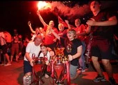Bất chấp dịch COVID-19, fan Liverpool vẫn đổ ra đường ăn mừng